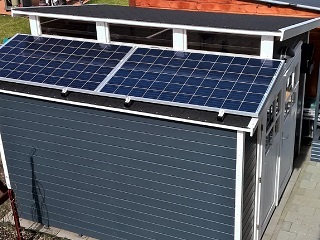 Diese beiden Solarmodule erzeugen auf dem kleinen Gartenhausdach etwa 500 kWh im Jahr.