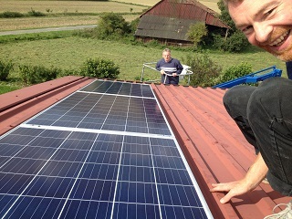 Mit Trapezblechschuhen können Solarmodule ganz einfach auf Dächern mit Trapezblech montiert werden.