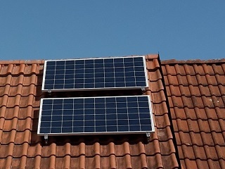 Zwei Solarmodule horizontal montiert mit Standardbefestigung auf Frankfurter Pfanne.