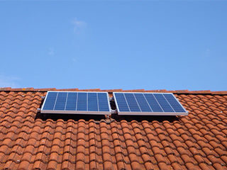 Die Solarmodule von solar-pac werden auf Aluprofilstangen und Dachhaken am Dachbalken vom Schraegdach befestigt.