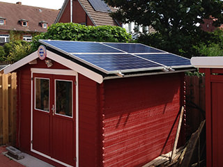 Den Platz optimal genutzt: Gartenhaus mit einer Mini-Photovoltaikanlage.