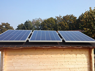 Passt perfekt: Photovoltaikanlage mit optimaler Platzausnutzung vom Gartenhausdach.