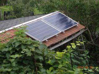 solar-pac 500 Schrägdach. Auch bei leichter Verschattung liefern die beiden Module noch ausreichend Energie für die Gartenlaube.