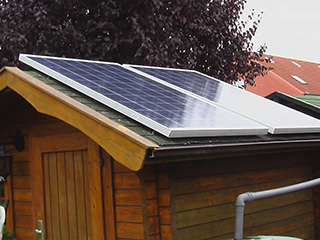 Zwei Module einer Plug-In Solaranlage auf dem Gartenhaus.