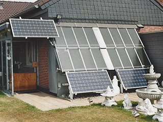Eine unserer Mini-Solaranlagen mit 240Wp und einem einzelnen 95Wp Modul blicken Richtung Sonne und Garten.