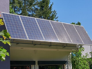 Eine Terrasse, die Sonnenstrom erzeugt. Bester Einsatzort einer PV-Anlage mit Wandmontage.