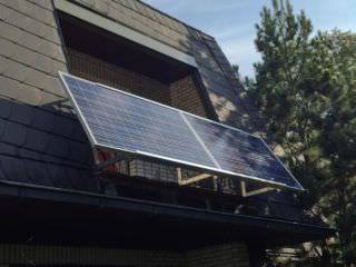 Plug and Play Solaranlage mit 500Wp installiert auf einem Balkon.