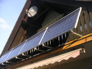 solar-pac 1000 Plug and Play Fassade, mit verkürzten Aufständerungsdreiecken am Balkon.