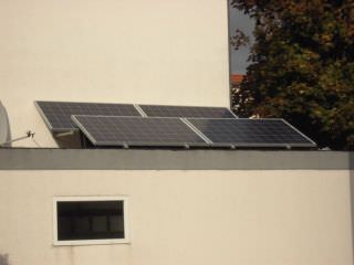 Ein gelungener Aufbau durch Kombination zweier Montagesystemene: Solar Pac für Fassade und Flachdach.