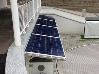 Die solar pac Module eignen sich auch als Regenschutz für Geräte.