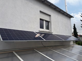Es muss ja nicht immer auf dem Dach sein: PV-Anlage an der Hauswand.