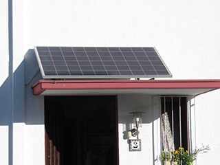 Wenn Ihre Haustüre Richtung Süden öffnet, installieren Sie doch einfach ein Solar-Pac darüber.