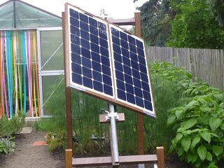 Ein außergewöhnlicher manueller Solartracker der Marke Eigenbau: mit der Konstruktion können die Solarmodule dem Sonnenverlauf folgen.
