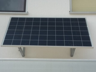 Auch wenig Platz an der Hauswand eignet sich für eine kleine Photovoltaikanlage.
