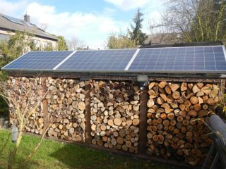 Plug & Play solar-pac 750 installiert auf einem Holzregal im Garten.