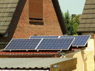 Plug and Play solar-pac 1000 Flachdach, montiert auf einem Vordach mit Trapezblech