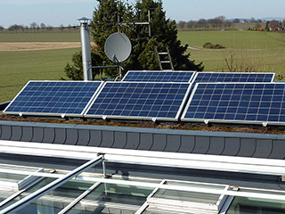 Plug and Play Photovoltaikanlage solar-pac 1250 auf dem Flachdach einer Garage