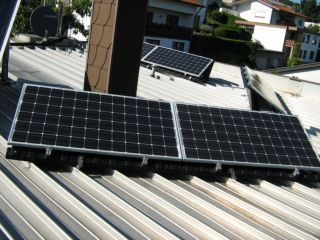 solar-pac 1500 Flachdach. Um den Eigenverbrauch zu maximieren, wurden die Module wurden so ausgerichtet, dass über den ganzen Tag verteilt Energie in das Hausnetz eingespeist wird