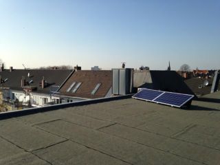 Über den Dächern: solar pac 500 auf einem Gebäudedach.