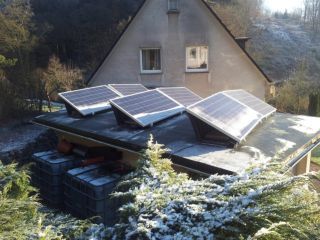 solar-pac 1500 Plug and Play Flachdach auf einem Garagendach