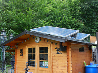 Kleine Solaranlage auf dem Gartenhaus: die Aufständerung ermöglicht eine verbesserte Sonnenausbeute.
