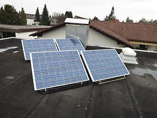 Auf dem Flachdach Richtung Süden: Vier 160Wp Module produzieren sauberen Solarstrom und senken die Stromrechnung.