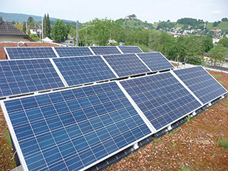 Ungenutzer Platz sinnvoll verwendet: ein solar pac 2805 auf dem Flachdach produziert bis zu 3.000 kwh im Jahr.
