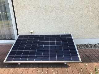 Mini-Solaranlage mit ValkBox und Anschlusskabel an der Außensteckdose auf der Terrasse.