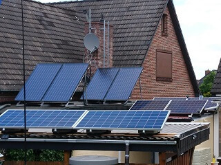 Jahr für Jahr gewachsen: von zwei auf vier, von vier auf sechs Solarmodule wurde die PV-Anlage schrittweise erweitert. Der Nachbar nebenan setzt auf Solarthermie zur Heizungsunterstützung.