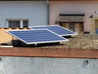Kleine Solaranlage auf dem Garagendach zur Stromproduktion für den Eigenbedarf.